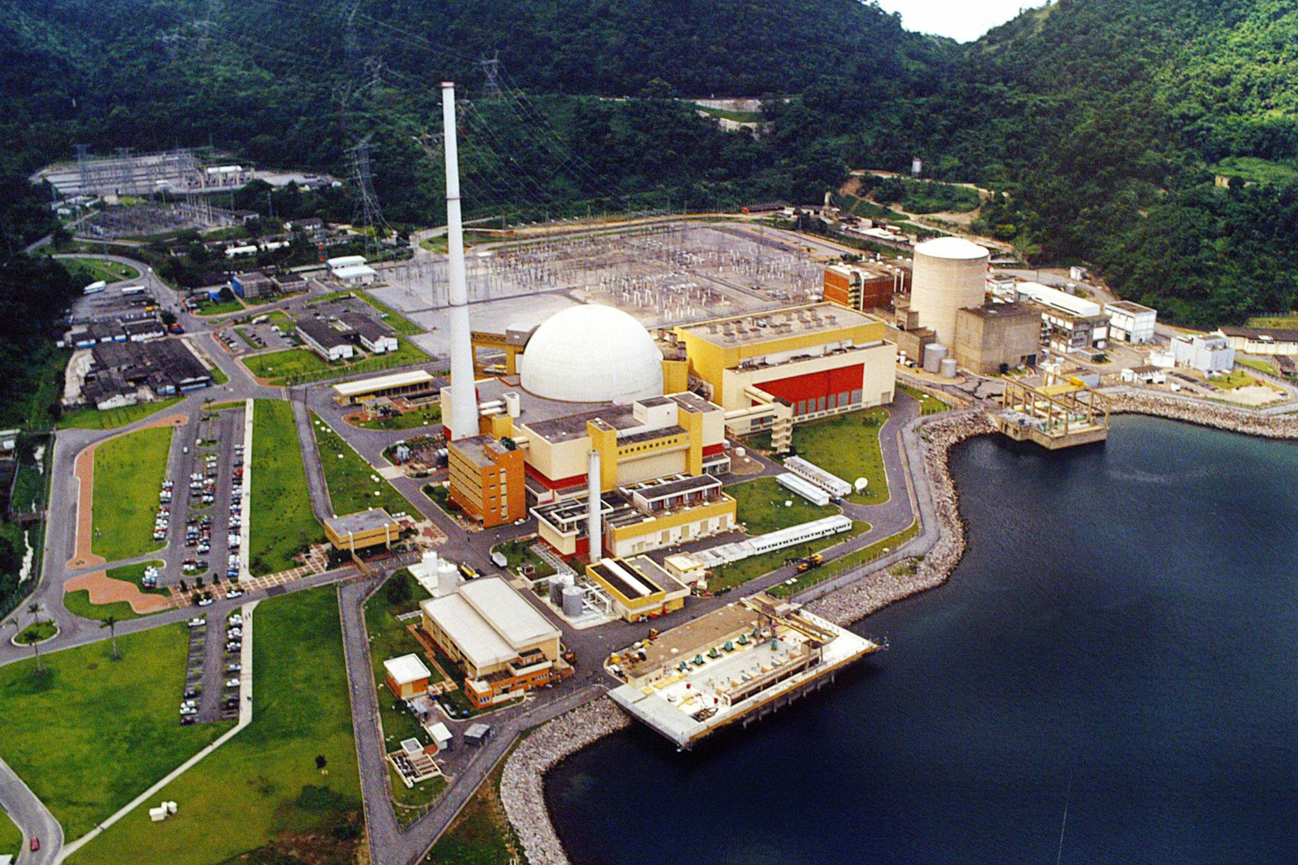 Vista geral das usinas nucleares Angra 1 e 2 em Angra dos Reis, 250 km ao sul do Rio de Janeiro (Foto: Divulgação)