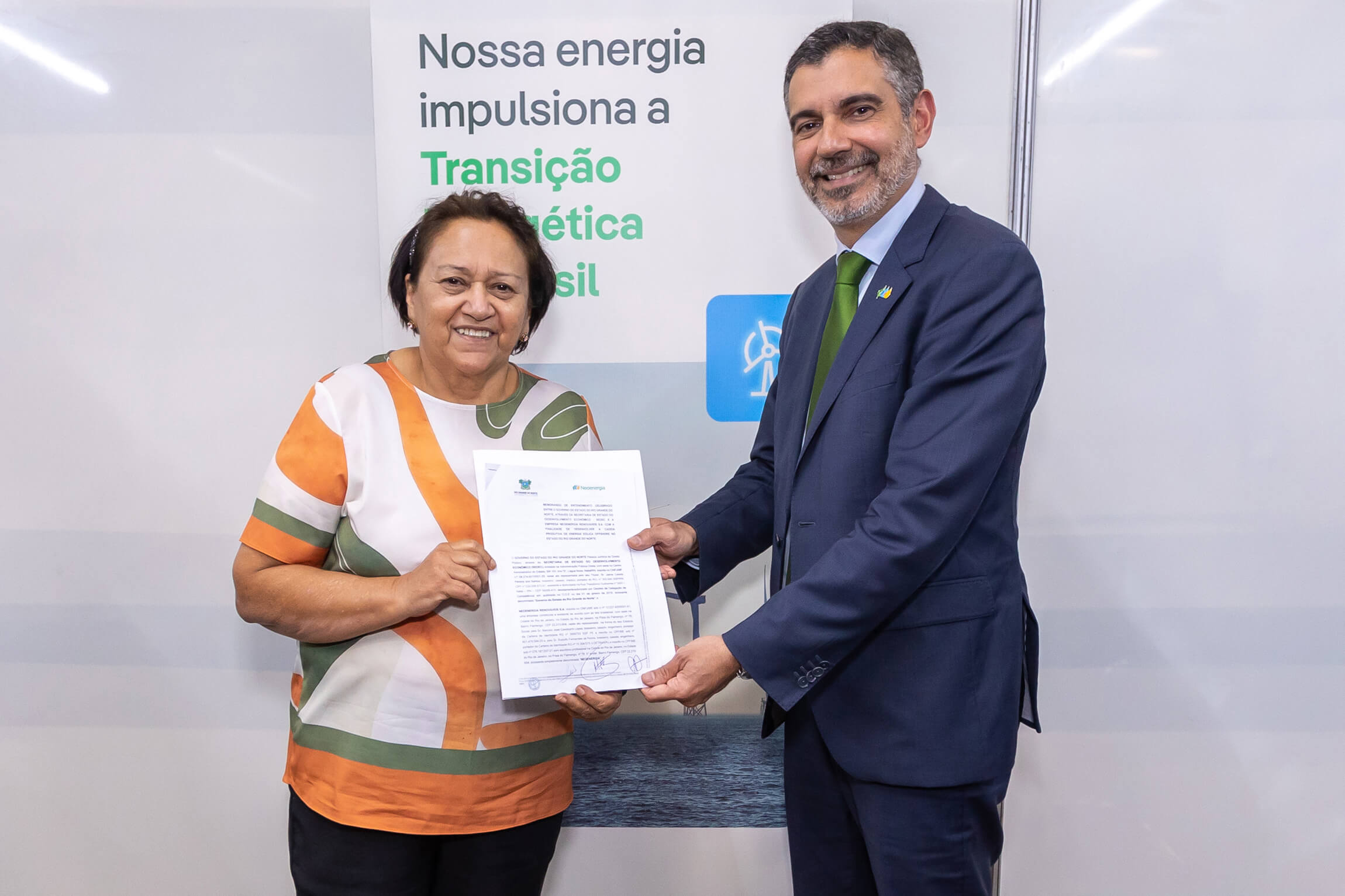 A governadora do RN, Fátima Bezerra (PT), e o diretor de Hidráulica e Offshore da Neoenergia, Marcelo Lopes, assinam acordo para energia eólica offshore (Foto: Divulgação Neoenergia)