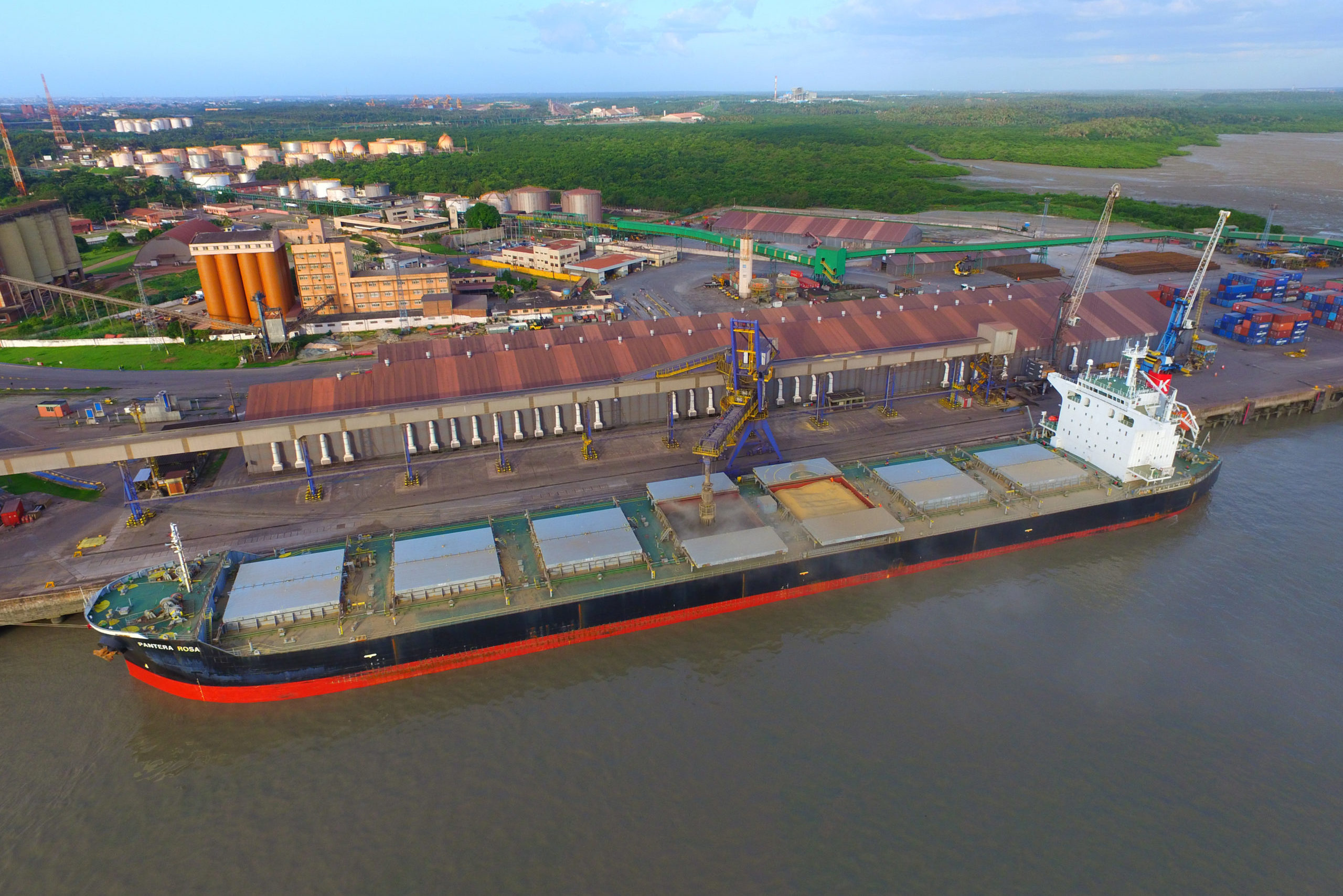 Bunker One e Acelen (do fundo Mubadala), que opera Mataripe (BA), formam parceria para abastecimento de navios no Porto de Itaqui (MA). Na imagem: Navio cargueiro atracado no porto de Itaqui, no Maranhão (Foto: Divulgação)