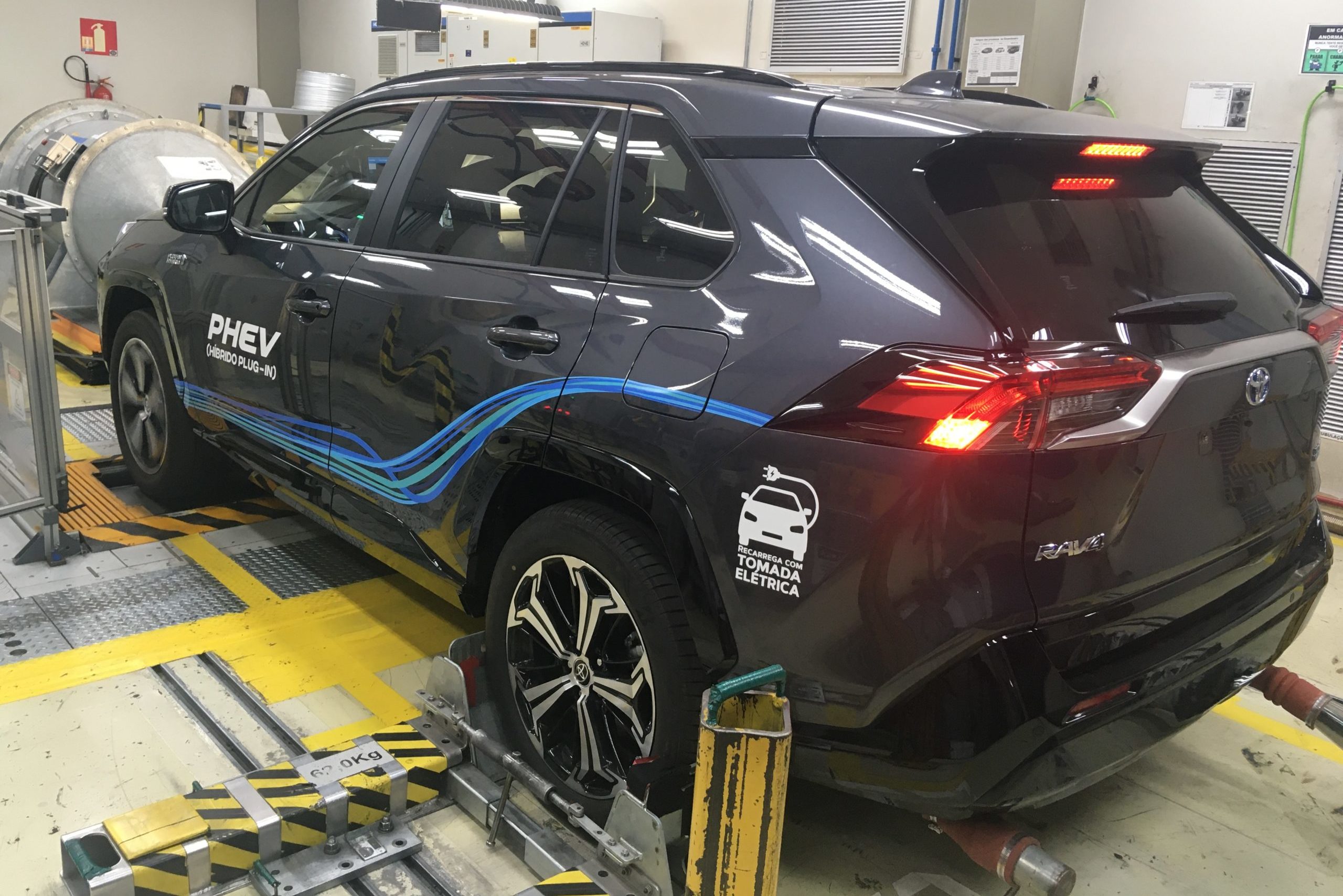 Realização de teste em carro híbrido plug-in flex da Toyota, modelo SUV RAV4 na cor cinza (Foto: Divulgação)