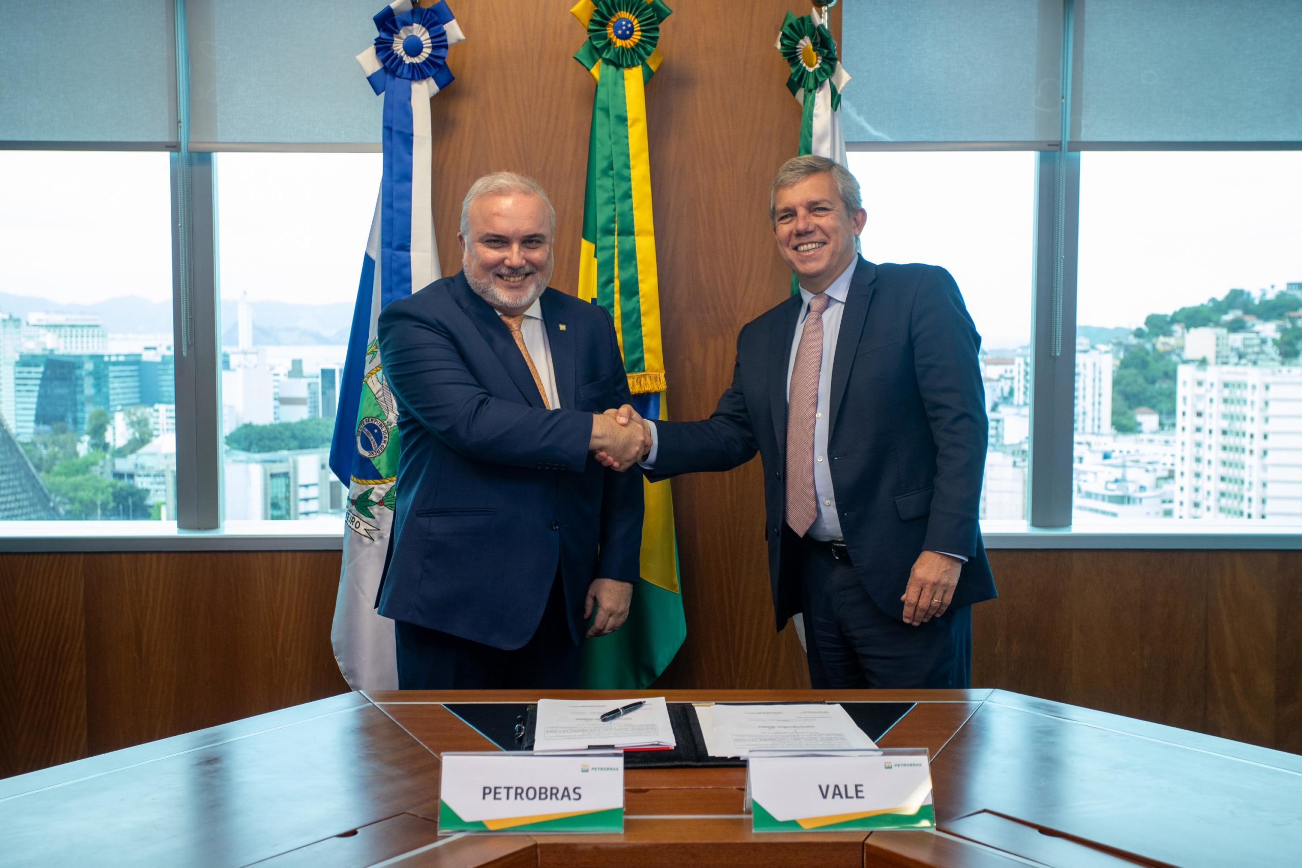 Presidente da Petrobras, Jean Paul Prates, e da Vale, Eduardo Bartolomeo, durante assinatura de acordo entre as duas empresas para desenvolver projetos de baixo carbono. Crédito: Petrobras