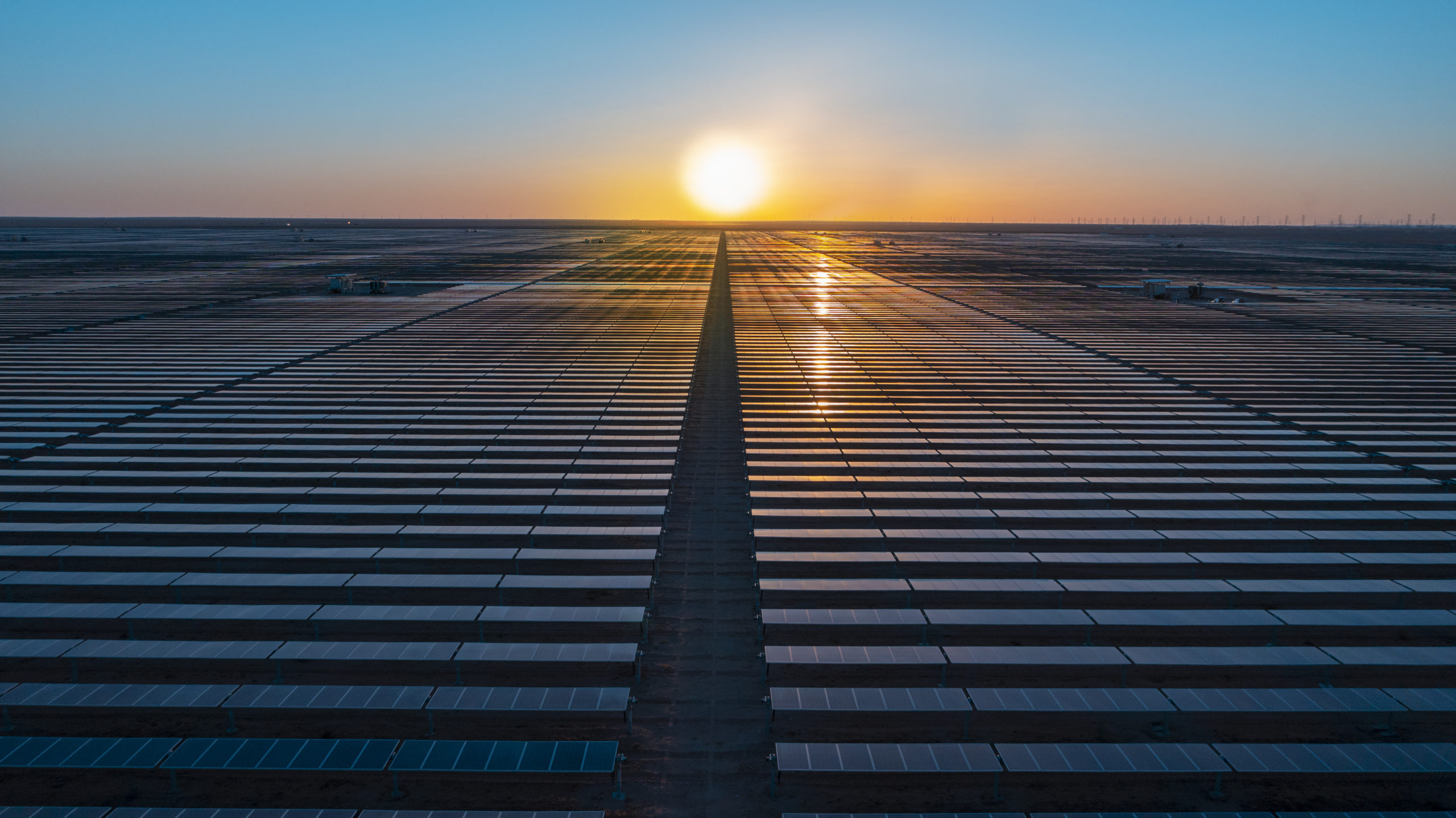 Saudi Aramco, ACWA Power e Badeel vão construir duas usinas solares fotovoltaicas com 2,6 GW de capacidade na Arábia Saudita (Foto: Divulgação ACWA)
