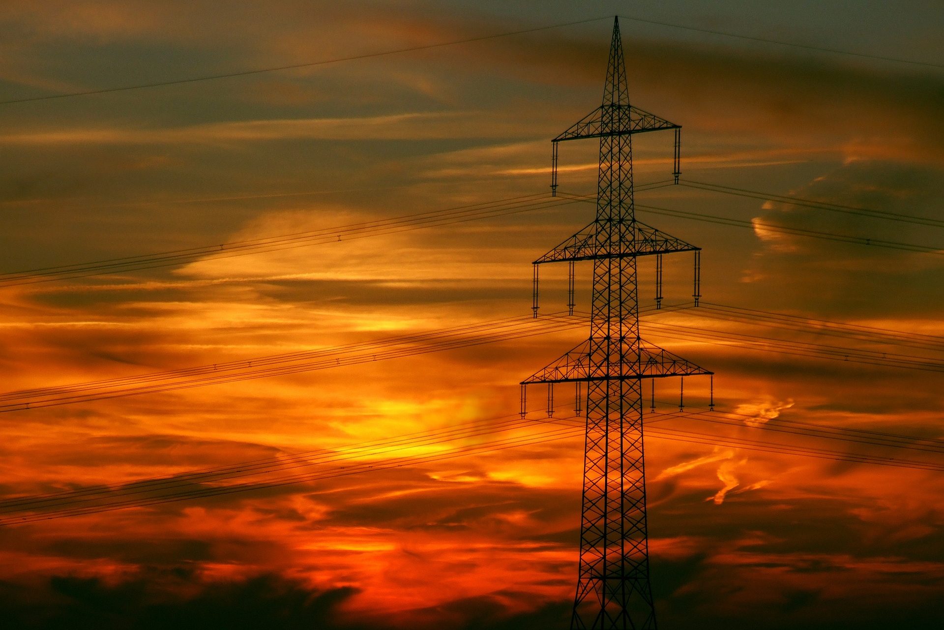 Onda de calor, que já  chegou ao Brasil, aumenta consumo de energia elétrica. Na imagem: Torre de transmissão de energia de alta tensão durante sunset com céu alaranjado com poucas nuvens (Foto: Pixabay)