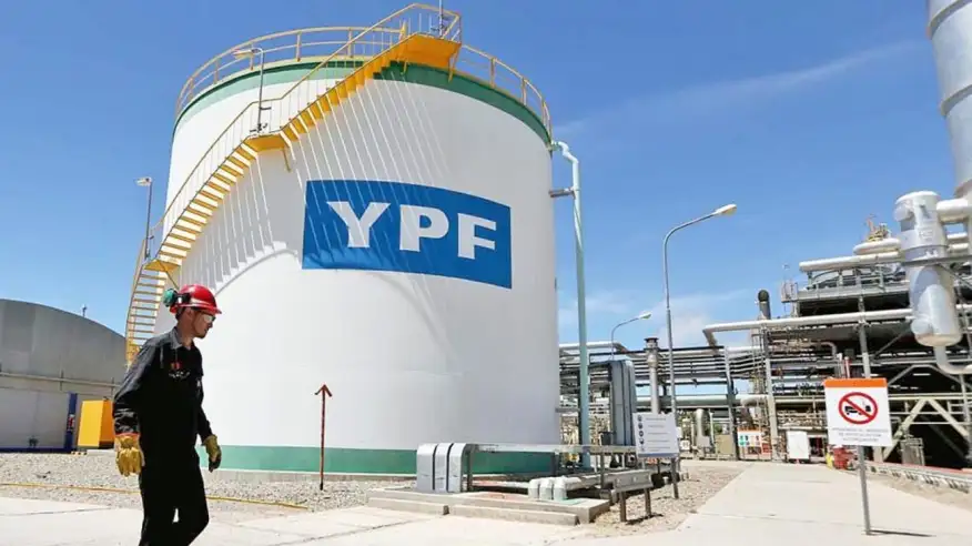 Governo da Argentina deverá pagar US$ 16 bilhões a fundo abutre para nacionalizar YPF, decide Justiça dos EUA. Na imagem: Grande tanque de armazenamento branco com a inscrição "YFP", em azul, da petroleira estatal argentina YPF (Foto: Divulgação)