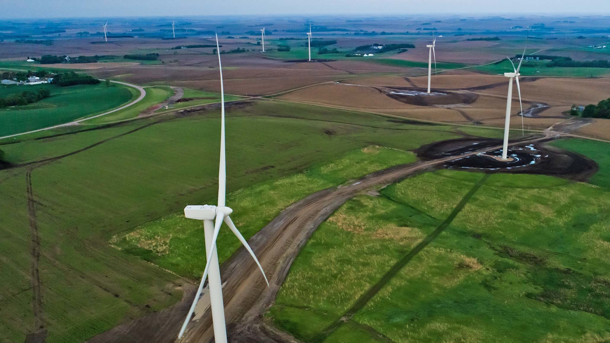 Geração de energia eólica e solar respondeu por 80% da nova capacidade em 2022. Na imagem: Vista aérea de aerogeradores em parque eólico sobre solo com vegetação rasteira (Foto: Rattlesnake Energy)