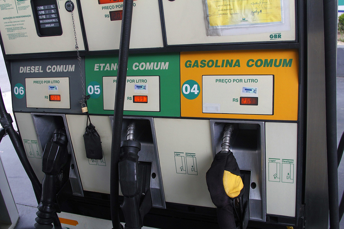 Petrobras reduz preço médio de venda da gasolina e aumenta o do diesel. Na imagem: Bomba de abastecimento com visor digital em posto de combustíveis (Foto: Marcos Santos/USP)