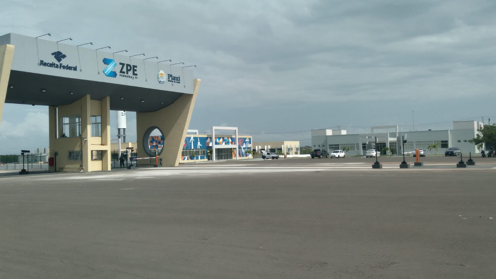 Estacionamento e guarita de acesso à ZPE de Parnaíba, a Zona de Processamento de Exportação do Piauí, que deve receber instalações de hidrogênio e amônia verdes (Foto: X ZPE)