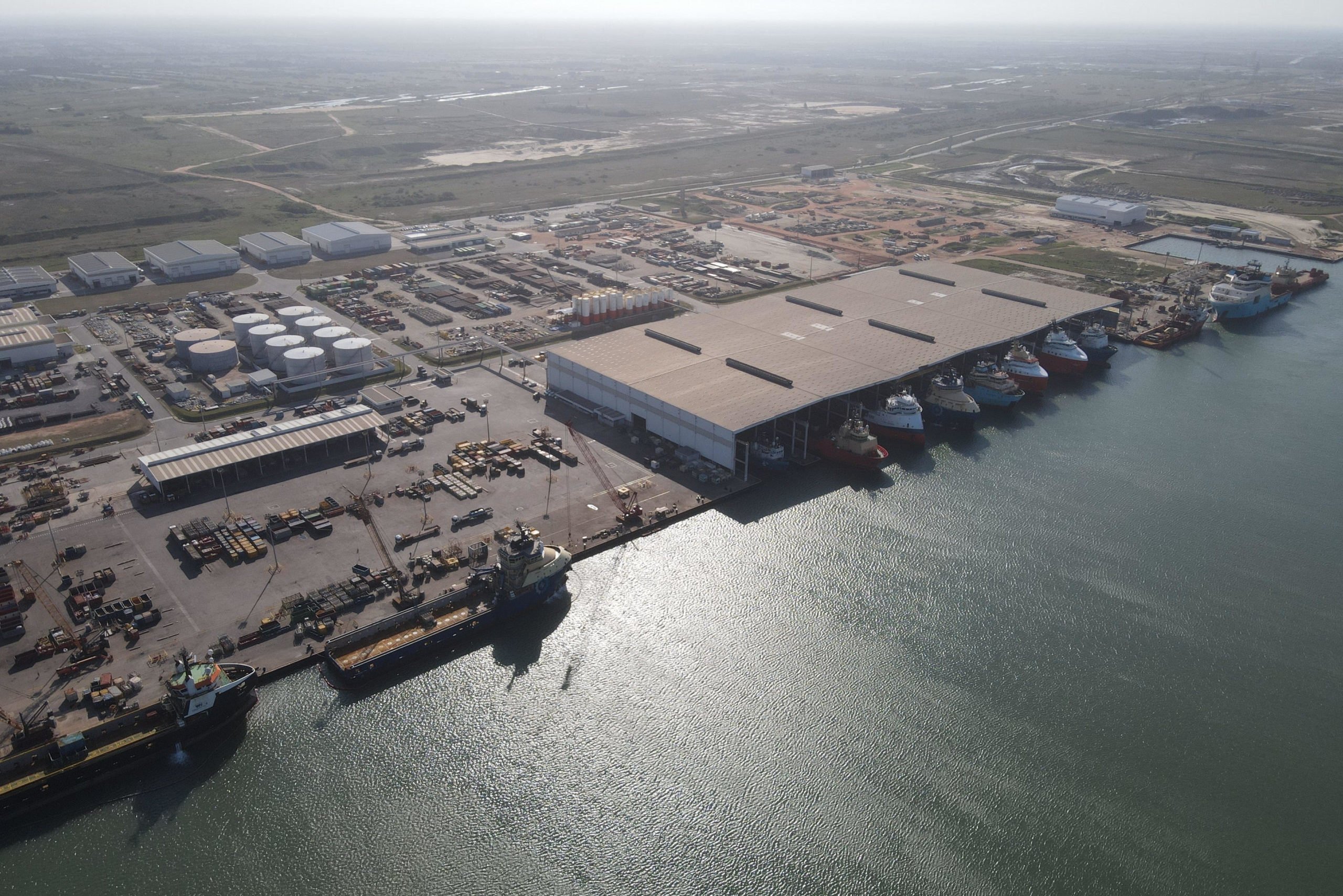 Vista aérea da Brasil Port: área da Edison Chouest Offshore no Porto do Açu; Um terminal multiserviços para prover, de forma integrada, todos os serviços de movimentações de cargas, armazenagem logística e operações portuárias (Foto: Divulgação)