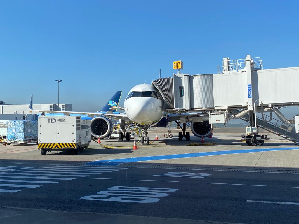 Em setembro de 2023, a Azul implantou um programa de uso consciente de combustível no Aeroporto Internacional de São Paulo (Foto: Divulgação)