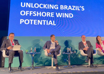 Foto do painel Unlocking Brazil’s Offshore Wind Potential debate a criação do mercado de eólicas offshore no Brasil, na OTC Brasil 2023