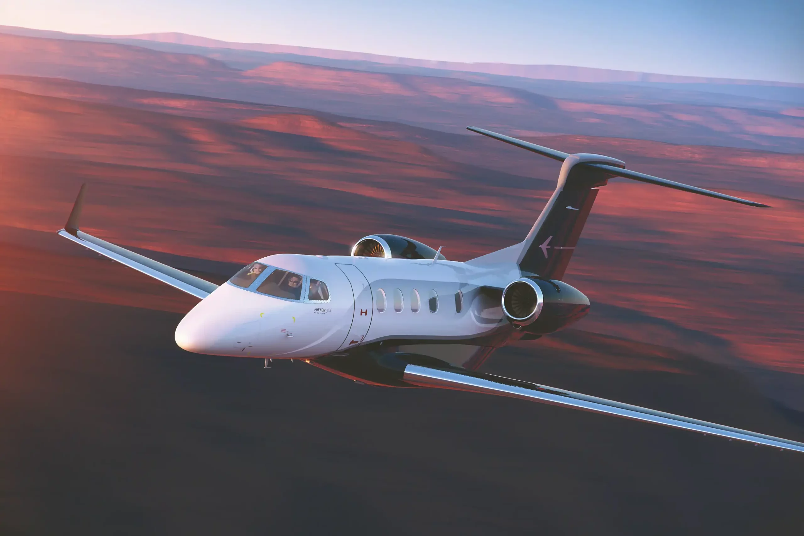 Embraer concluiu com sucesso testes de voo com os jatos executivos Phenom 300E [na foto] e Praetor 600 usando somente combustível sustentável de aviação, SAF, em inglês (Foto: Divulgação Embraer)