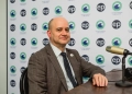 Encarecer petróleo sem olhar consumo vai causar inflação, diz Roberto Ardenghy, presidente do IBP, em entrevista ao estúdio epbr durante a OTC Brasil 2023, no Rio de Janeiro (Foto: Victor Curi/epbr)