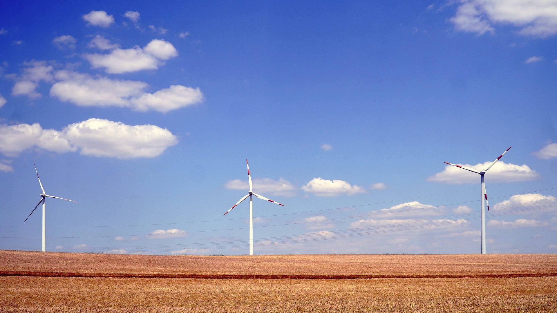 Transição energética justa: mundo precisa triplicar energias renováveis, mas a que custo? Na imagem: Turbinas eólicas para geração onshore (Foto: Matthias Böckel/Pixabay)