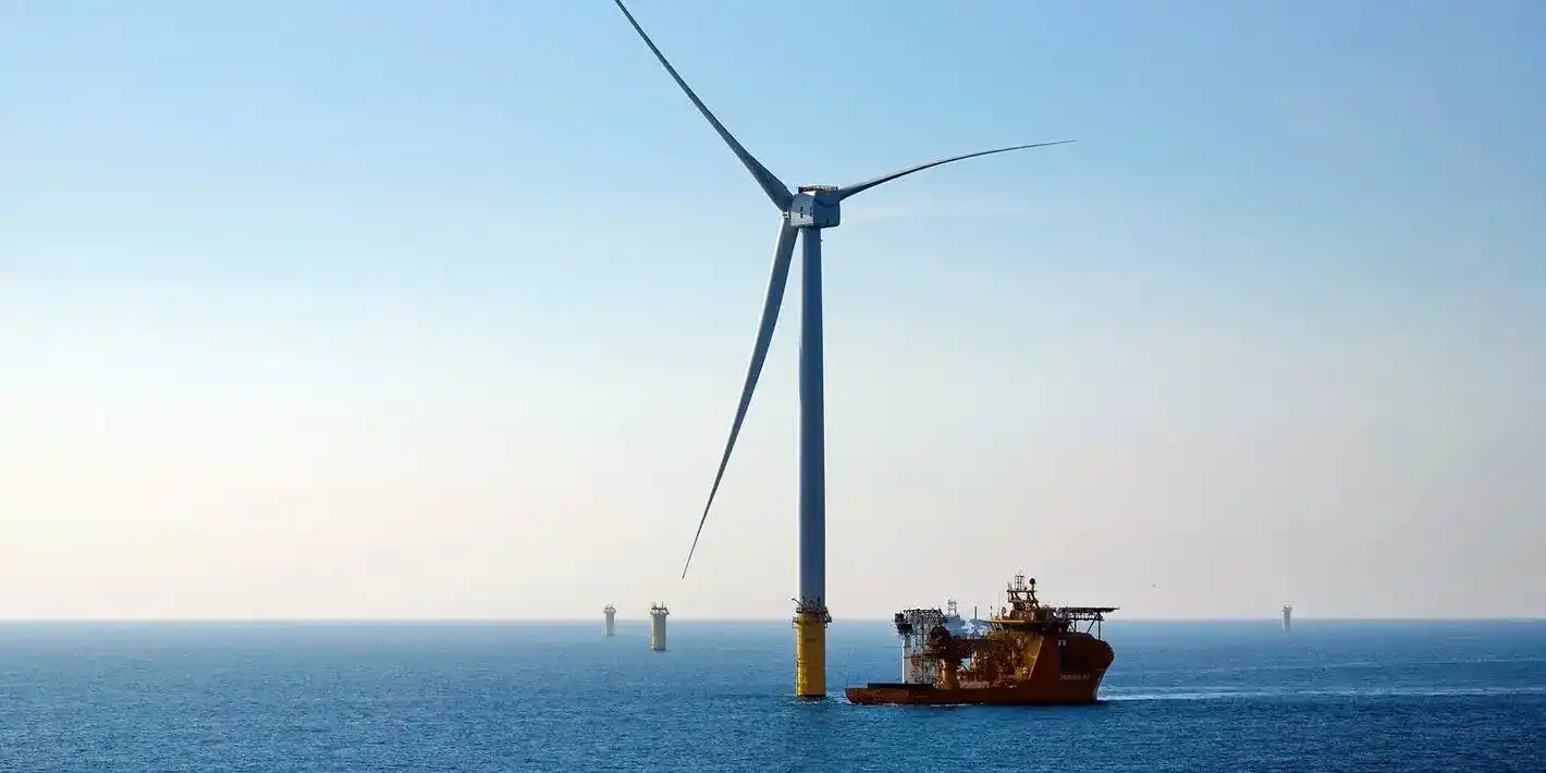 Turbina eólica GE Vernova’s Haliade-X 13 MW no complexo Dogger Bank, que terá 3,6 GW, fica da costa de Yorkshire, Mar do Norte, Reino Unido. Crédito: Divulgação/Equinor