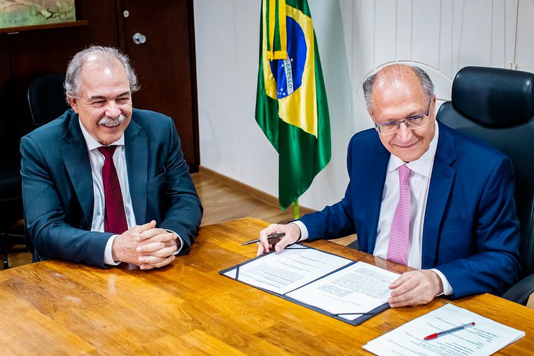 Vice-presidente Geraldo Alckmin (MDIC) e Aloizio Mercadante (BNDES) assinam acordo de cooperação entre governo e banco de fomento destina R$ 200 milhões para investimentos em descarbonização da cadeia automotiva (Foto: Ascom MDIC)