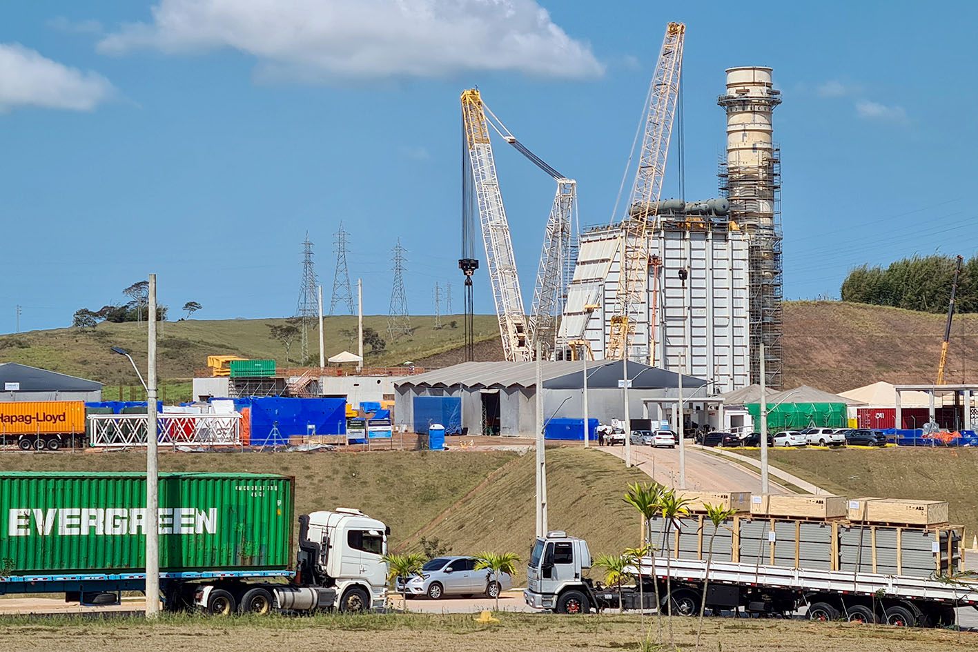 Obras de construção da UTE Marlim Azul (Macaé/RJ), que tem início da operação previsto para 2023; turbinas começaram a operar em teste em abril (Foto: Divulgação)