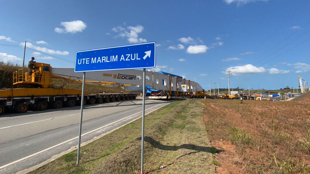 Placa de sinalização de trânsito indicando a direção da térmica a gás Marlim Azul II, da joint venture Arke Energia