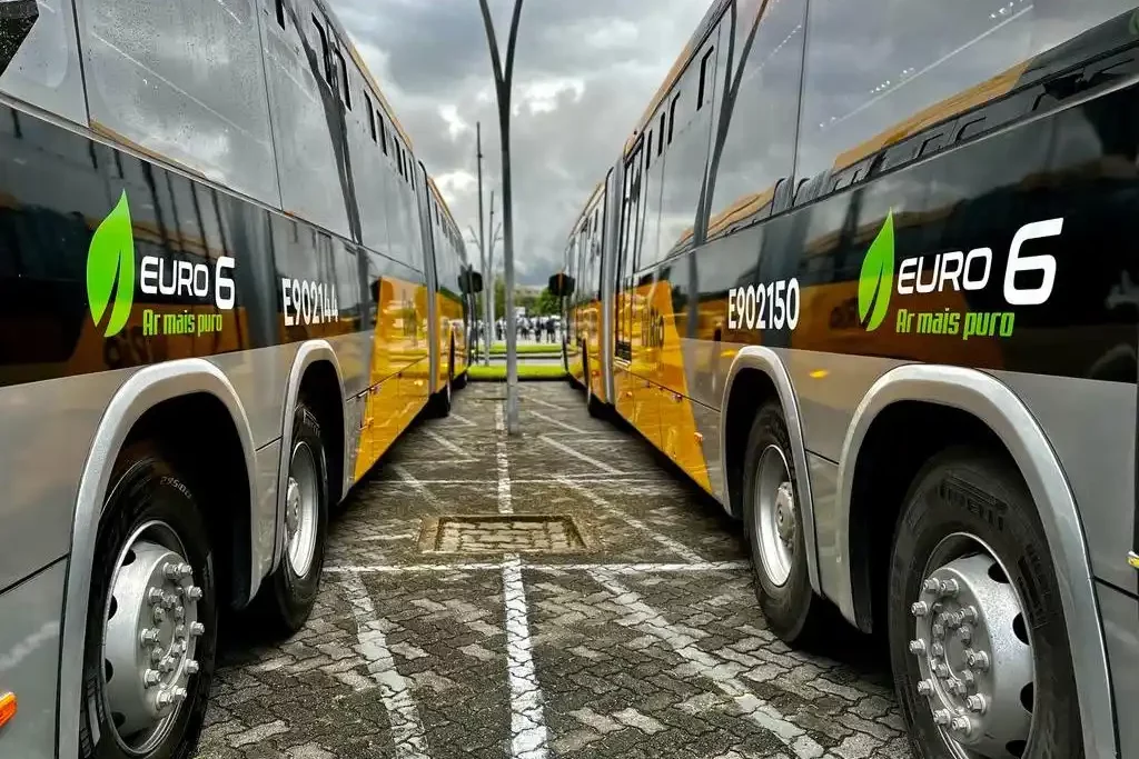 Prefeito do Rio, Eduardo Paes, diz que cidade não tem ônibus elétrico porque já trabalhou na BYD. Na imagem: Dois ônibus articulados, na cor amarela, padrão Euro 6 da marca Marco Polo para uso no BRT (Foto: Prefeitura Rio)