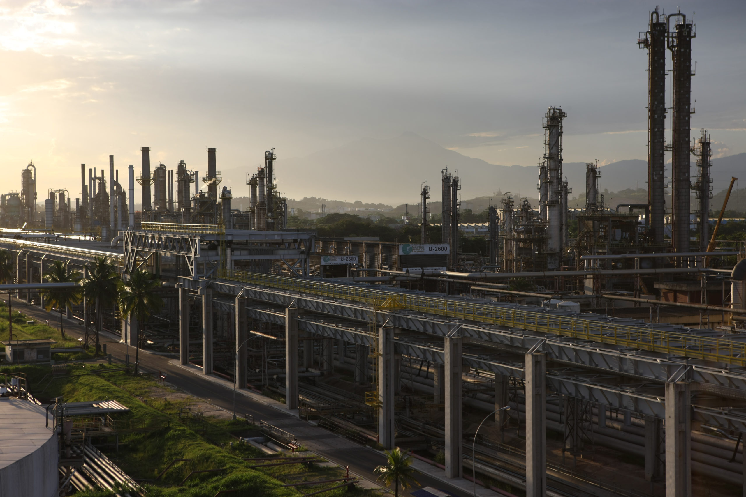 Petrobras faz parada programada da Refinaria Duque de Caxias (Reduc), maior produtora de lubrificantes do Brasil (Foto: Agência Petrobras)