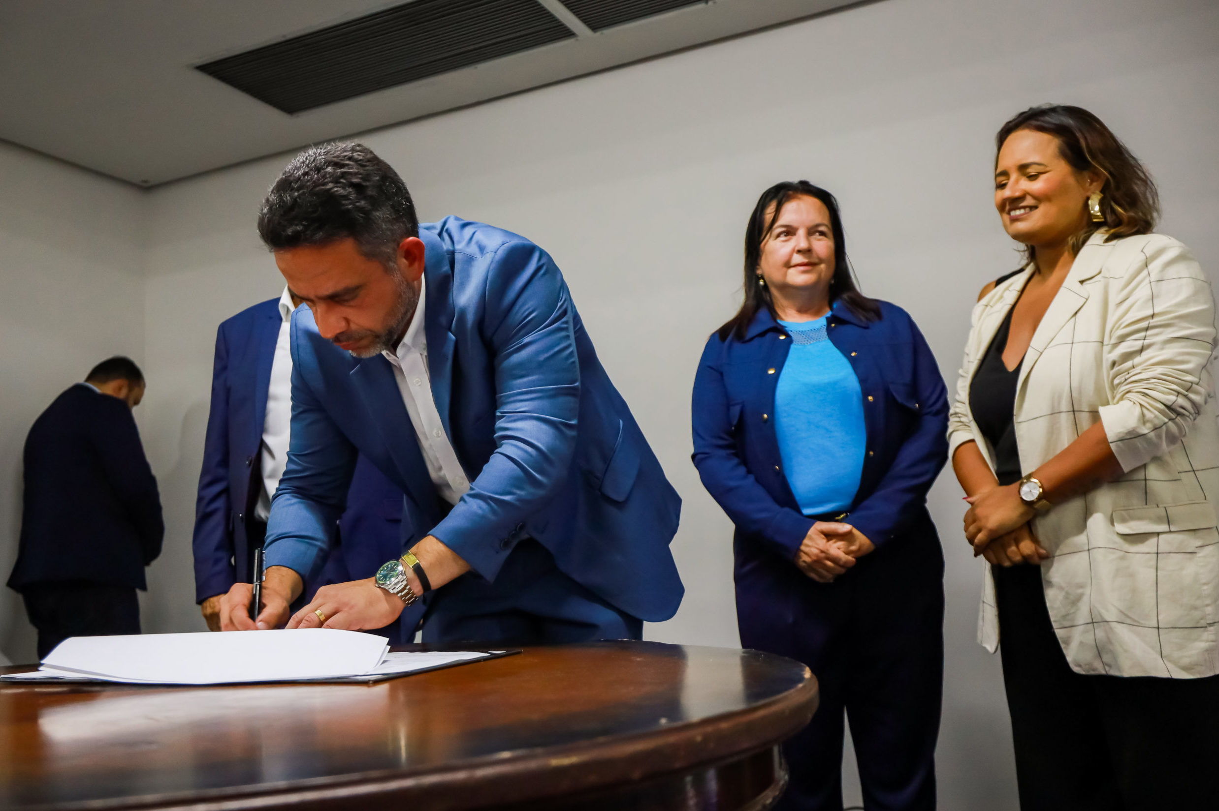 Governador de Alagoas, Paulo Dantas, ao lado da secretária Renata Santos e da deputada estadual Fátima Canuto assinam a Lei do Gás estadual – 9.029/2023 (Foto: Thiago Sampaio/Agência Alagoas)