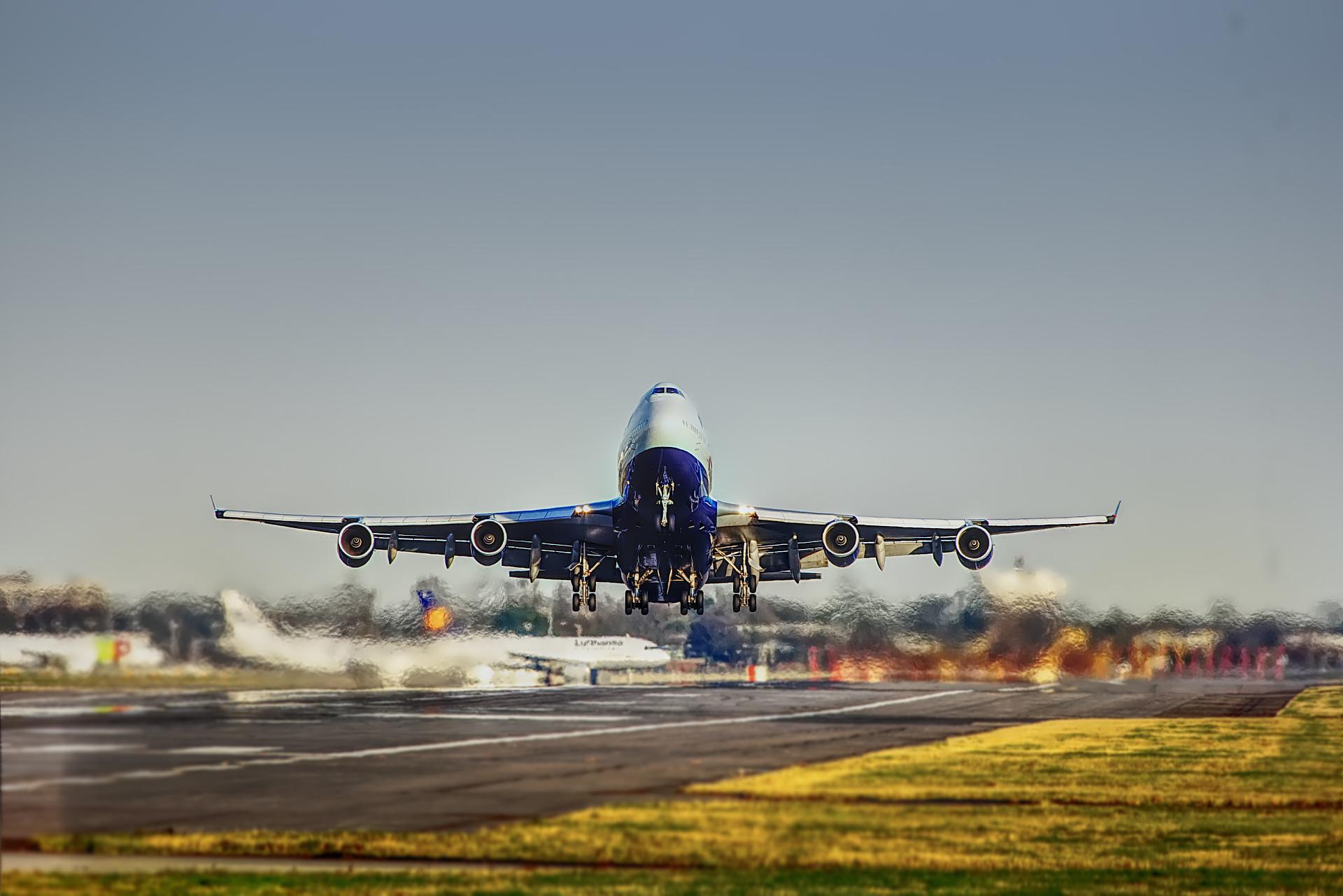 Aviação assume meta global para reduzir 5% da emissão de CO2 dos combustíveis até 2030. Na imagem: Avião decolando sob céu levemente nublado (Foto: Bilal EL-Daou/Pixabay)