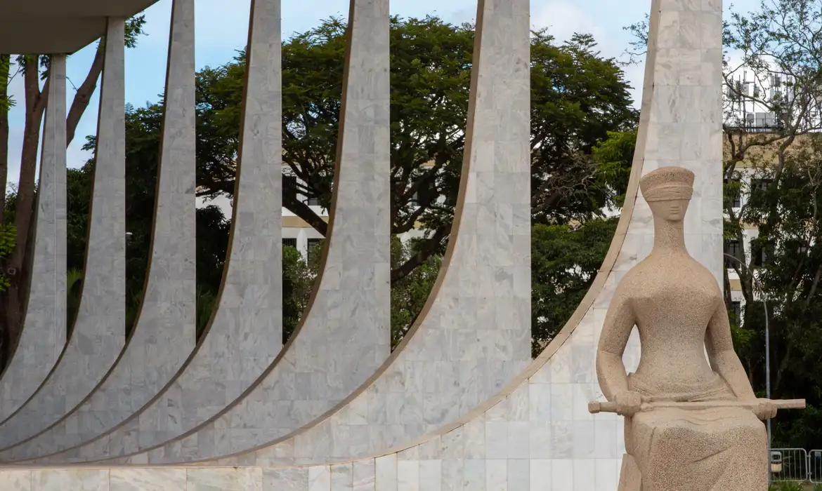 Petrobras vence disputa trabalhista de R$ 40 bi no STF relacionada à metodologia de apuração do complemento de RMNR.; ainda cabe recurso. Na imagem: Detalhe da escultura A Justiça, de 1961, localizada em frente ao prédio do STF, em Brasília (Foto: Fabio Rodrigues-Pozzebom/Agência Brasil)