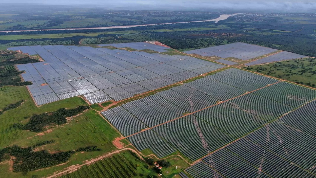 BNDES financia usina solar fotovoltaica de R$ 2 bilhões em Minas Gerais; veja ranking brasileiro. Na imagem: Vista aérea da maior usina solar fotovoltaica do Brasil, Janaúba, da Elera Renováveis, em Minas Gerais (Foto: Divulgação)