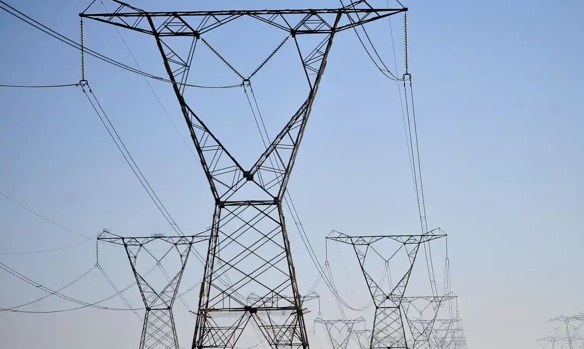 Grupo Equatorial vende linha de transmissão de energia para fundo canadense CDPQ. Na imagem: Sequência de grande número de torres com linhas de transmissão de energia (Foto: Marcello Casal/Agência Brasil)