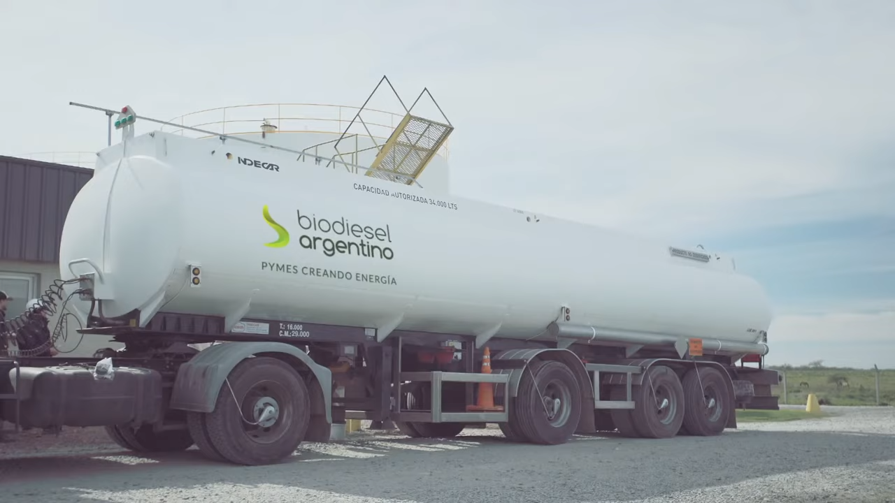 ANP regulamenta a importação de biodiesel para mistura obrigatória ao óleo diesel. Na imagem: Caminhão-tanque para transporte de biodiesel na Argentina (Foto: Reprodução)