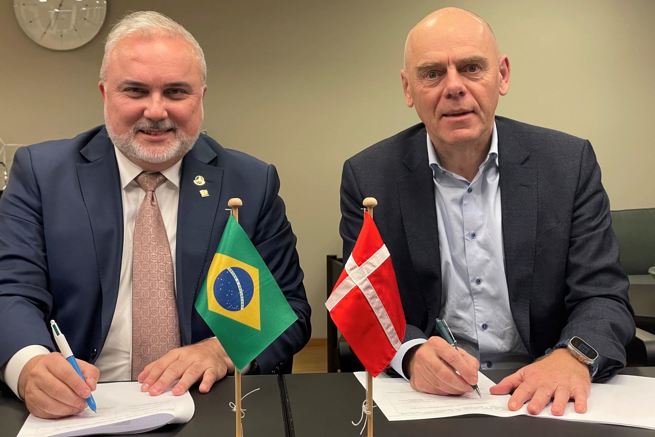 Petrobras e dinamarquesa European Energy assinam acordo de e-metanol, com a presença dos CEOs, respectivamente, Jean Paul Prates [à esquerda] e Knud Erik Andersen [à direita] (Foto: Agência Petrobras)