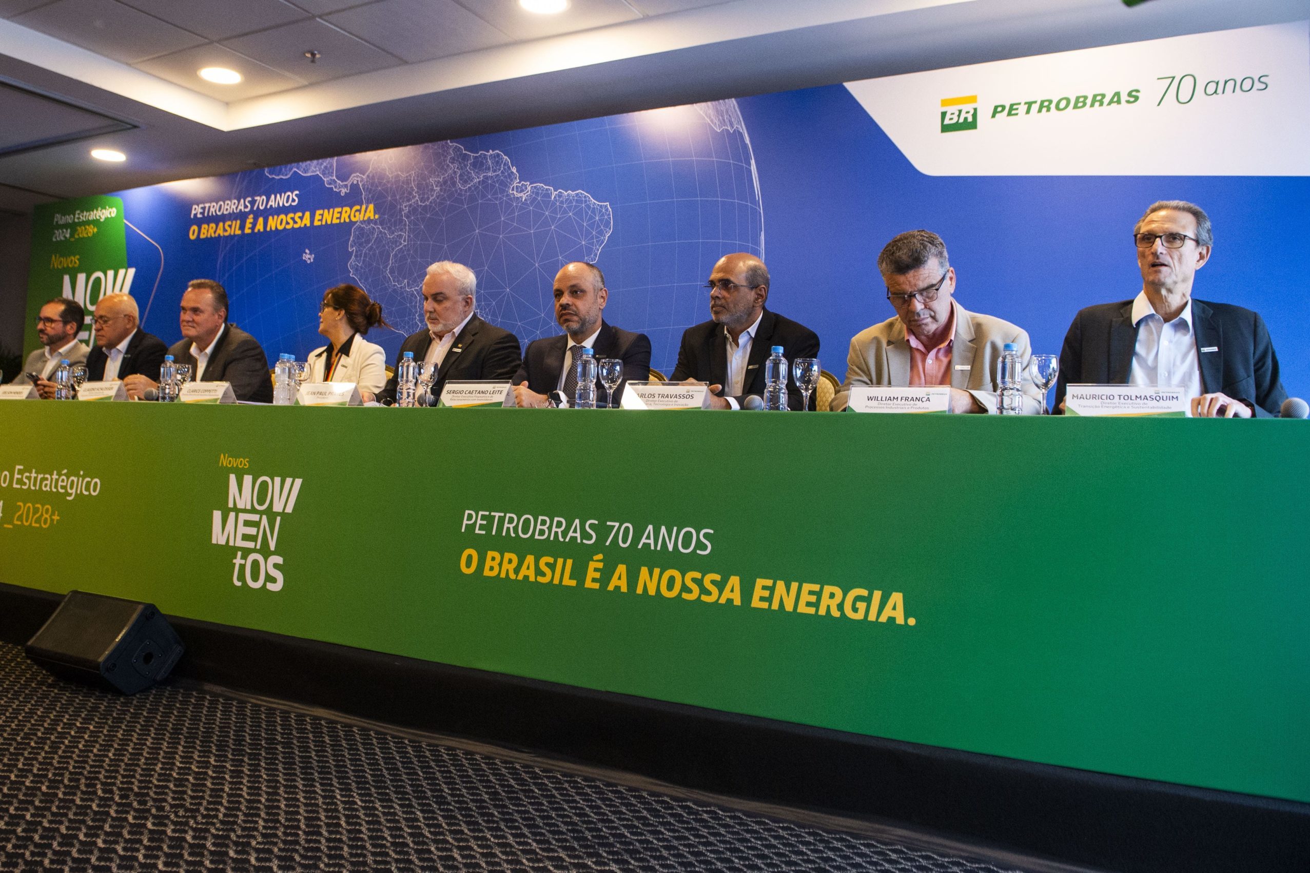 Segundo novo plano da Petrobras, exploração de petróleo e gás natural terá menos investimentos que projetos de baixo carbono. Na imagem: Presidente e diretoria executiva da Petrobras apresentam Plano Estratégico 2024-28, em 24/11/2023 (Foto: Agência Petrobras)