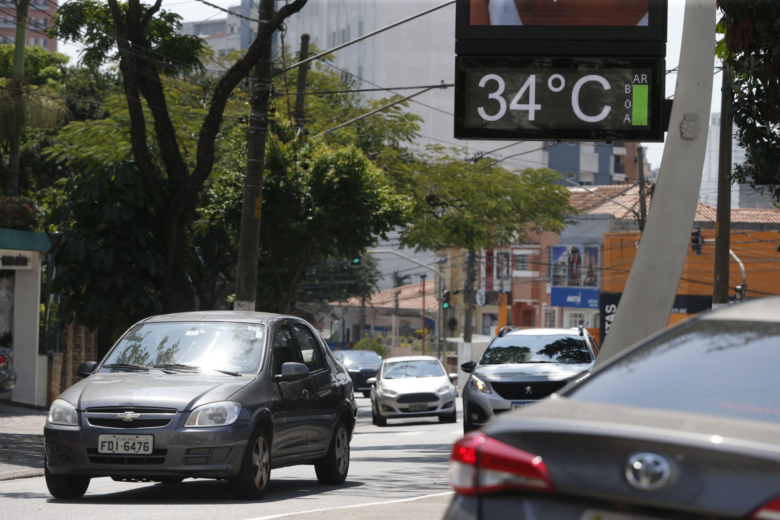 Aumento no consumo de gasolina e diesel elevou as emissões do transporte no Brasil. Na imagem: Termômetro de rua registra 34°C em meio a onda de calor em São Paulo, em 23/9/23 (Foto: Paulo Pinto/Agência Brasil)