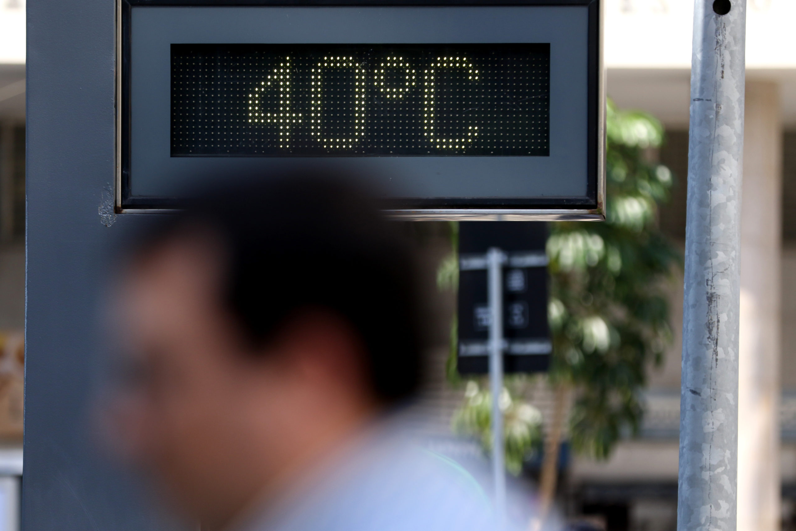 Políticas climáticas atuais levam a aquecimento de 2,8ºC. Na imagem: Termômetro, no centro do Rio de Janeiro, chega a marcar 40°C em meio a forte onda de calor, em 24/8/23 (Foto: Tânia Rêgo/Agência Brasil)