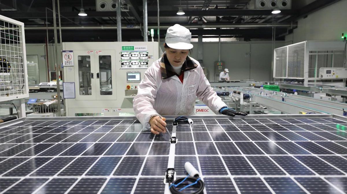 Indústria solar na China concentrará mais de 80% da fabricação global de polissilício, wafer, células e módulos fotovoltaicos de 2023 a 2026. Na imagem: Trabalhadora asiática realiza testes durante a fabricação de painéis solares na China (Foto: Geng Huaijun/Diário do Povo Online)