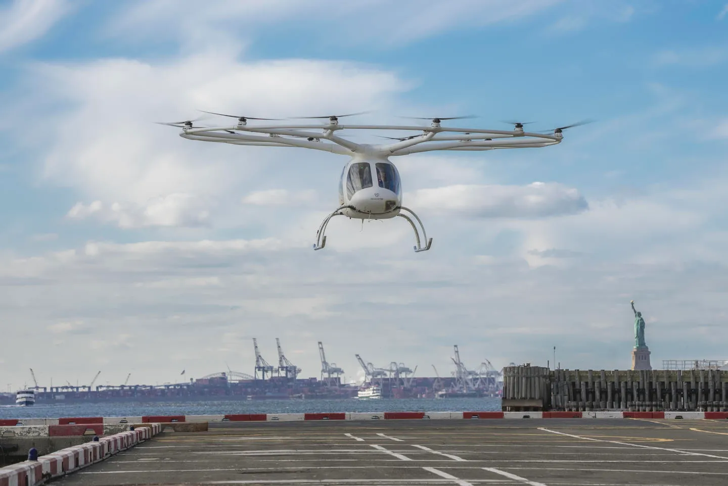 Nova York quer construir primeiro heliporto do mundo para carros voadores elétricos. Na imagem: VoloCity se torna o primeiro eVTOL tripulado a sobrevoar o centro de Manhattan, Nova York (Foto: Divulgação Volocopter)
