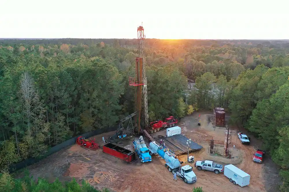 ExxonMobil começa a explorar lítio no projeto de Smackover, no Arkansas, e anuncia planos de se tornar líder de mercado. Na imagem: Vista aérea de caminhões e maquinário de grande porte para mineração de lítio no projeto de Smackover, perto de El Dorado, no sudoeste do Arkansas, EUA (Foto: Divulgação)