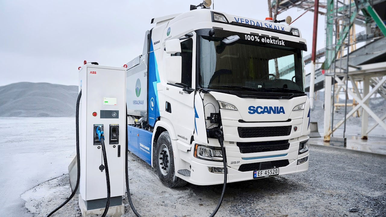  Scania e ABB E-mobility anunciam acordo global para carregamento rápido de DC para caminhões elétricos. Na imagem: Caminhão da Scania, na cor branca, conectado a ponto de carregamento DC da ABB E-mobility (Foto: Divulgação)