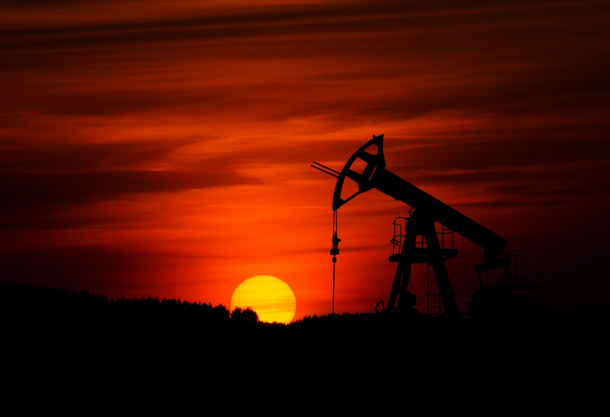 Exploração de petróleo em terra (Foto: Zbynek Burival/Unsplash)