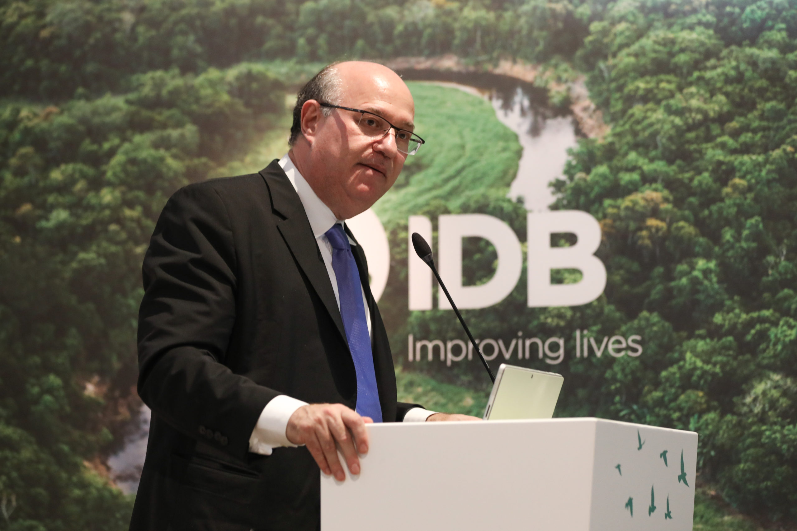 Presidente do BID, Ilan Goldfajn, durante evento na COP28, em Dubai, anuncia planos do banco de triplicar financiamento climático para US$ 150 bilhões na próxima década (Foto: Sergio Gonzalez/BID)