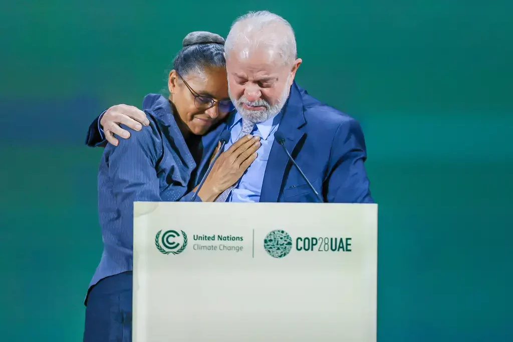 Ministra Marina Silva (Rede) defende imposição de limites à exploração de petróleo no Brasil. Na imagem: Ministra do Meio Ambiente e Clima, Marina Silva, e o presidente Lula durante a reunião do G77+China sobre Mudança do Clima, na Expo City Dubai, nos Emirados Árabes Unidos, em 2/12/2023 (Foto: Ricardo Stuckert/PR)