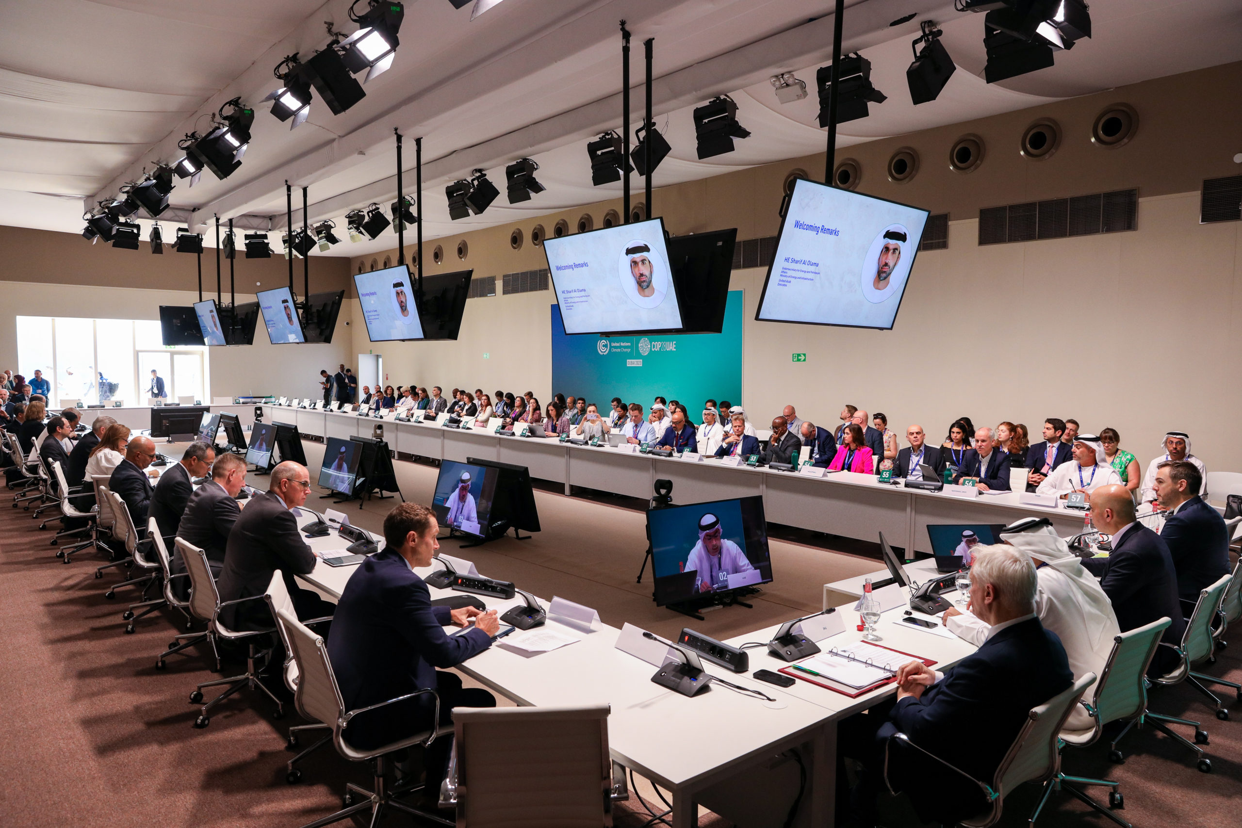 Brasil integra coalizão de mais de 30 países na COP28 para certificação global do hidrogênio. Na imagem: Delegados discutem futuro da energia na COP28, em 5/12/2023 (Foto: COP28/Mark Field)