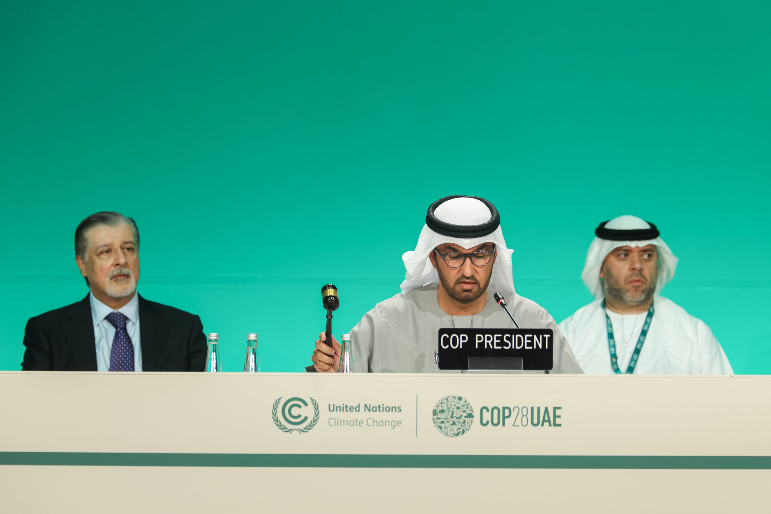 COP28 aprova transição para longe dos combustíveis fósseis no mesmo dia em que Brasil amplia exploração de petróleo e gás. Na imagem: Presidente da COP28, Sultan Al Jaber, bate o martelo durante a plenária de encerramento da cúpula em Dubai, em 13/12/2023 (Foto: Christopher Pike/UNFCCC)