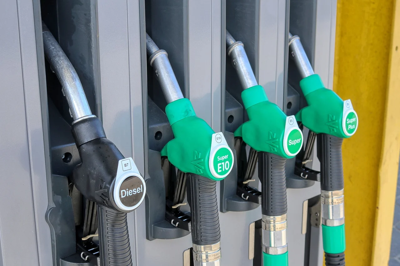 Queda nos preços Brent e WTI do petróleo amplia pressão por reajuste nos combustíveis da Petrobras. Na imagem: Bomba de abastecimento de diesel (na cor preta) e etanol (na cor verde) em posto de combustíveis (Foto: Alexander Fox/planet_fox/Pixabay)