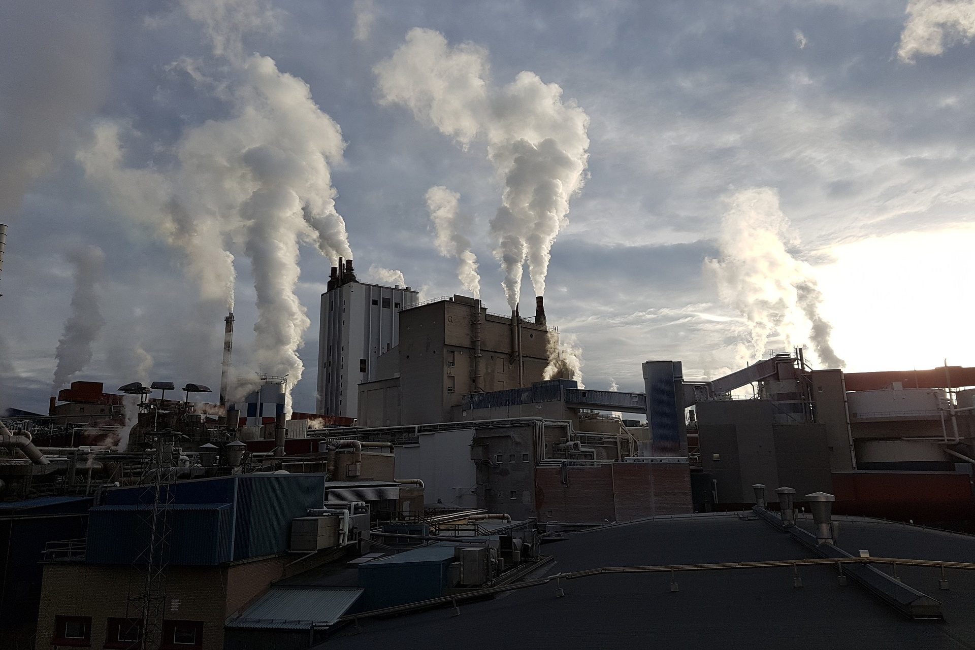 Chaminés de complexo de fábricas lançando grande volume de fumaça branca poluente na atmosfera (Foto: KarinKarin/Pixabay)