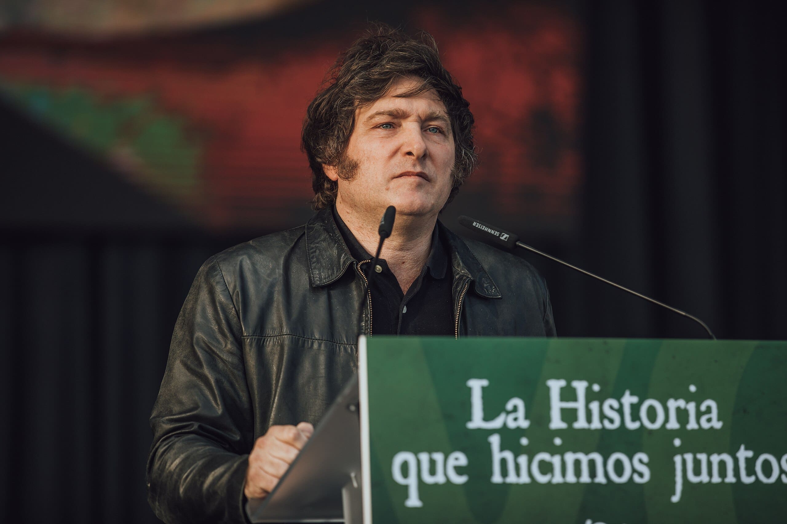 Javier Milei assume a presidência da Argentina e terá que dar resposta rápida sobre expansão de gasodutos. Na imagem: Javier Milei discursa (Foto: Vox España/Wikicommons)