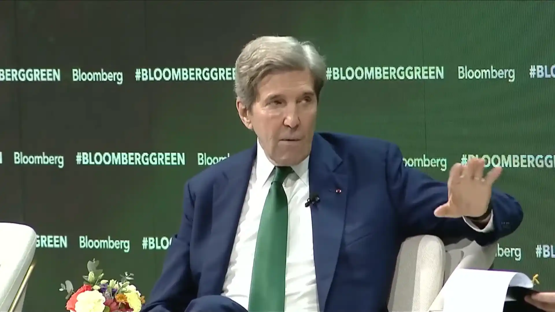 John Kerry critica Chevron em entrevista durante o Bloomberg Green Summit na COP28, em Dubai, Emirados Árabes (Foto: Reprodução)