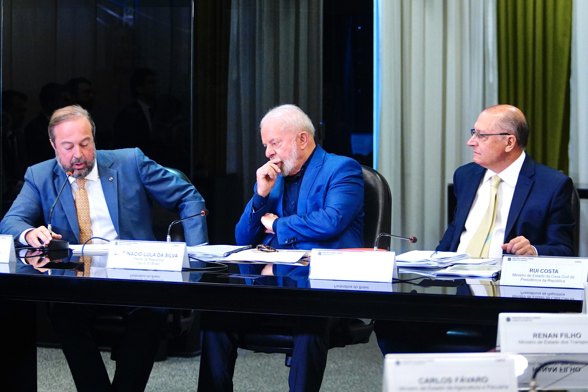 O presidente Lula e o vice-presidente Geraldo Alckmin com o ministro de Minas e Energia, Alexandre Silveira, durante primeira reunião do CNPE do novo governo (Foto: Tauan Alencar/MME)