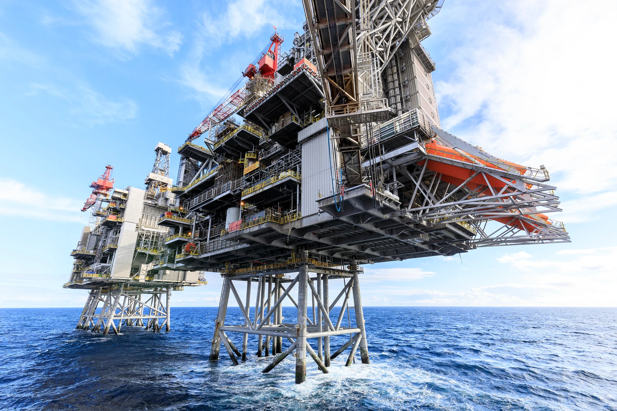 Leilão de petróleo no Golfo do México marca retomada do interesse das petroleiras com a concessão de 311 blocos. Na imagem: Estruturas metálicas de plataforma da bp no Golfo do México, com mar e céu azuis (Foto: Divulgação)