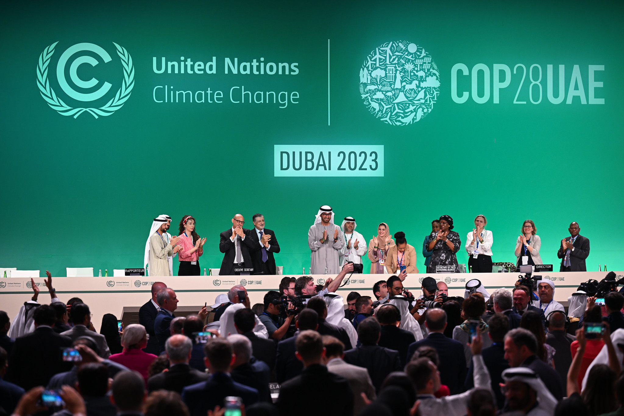 O conflito da transição energética entre o prometido e o realizado para a redução da emissão de carbono, escreve Ansgar Pinkowski. Na imagem: Plenária de Encerramento da COP28 em Dubai, nos Emirados Árabes, em 13/12/2023 (Foto: Anthony Fleyhan/UNFCCC)