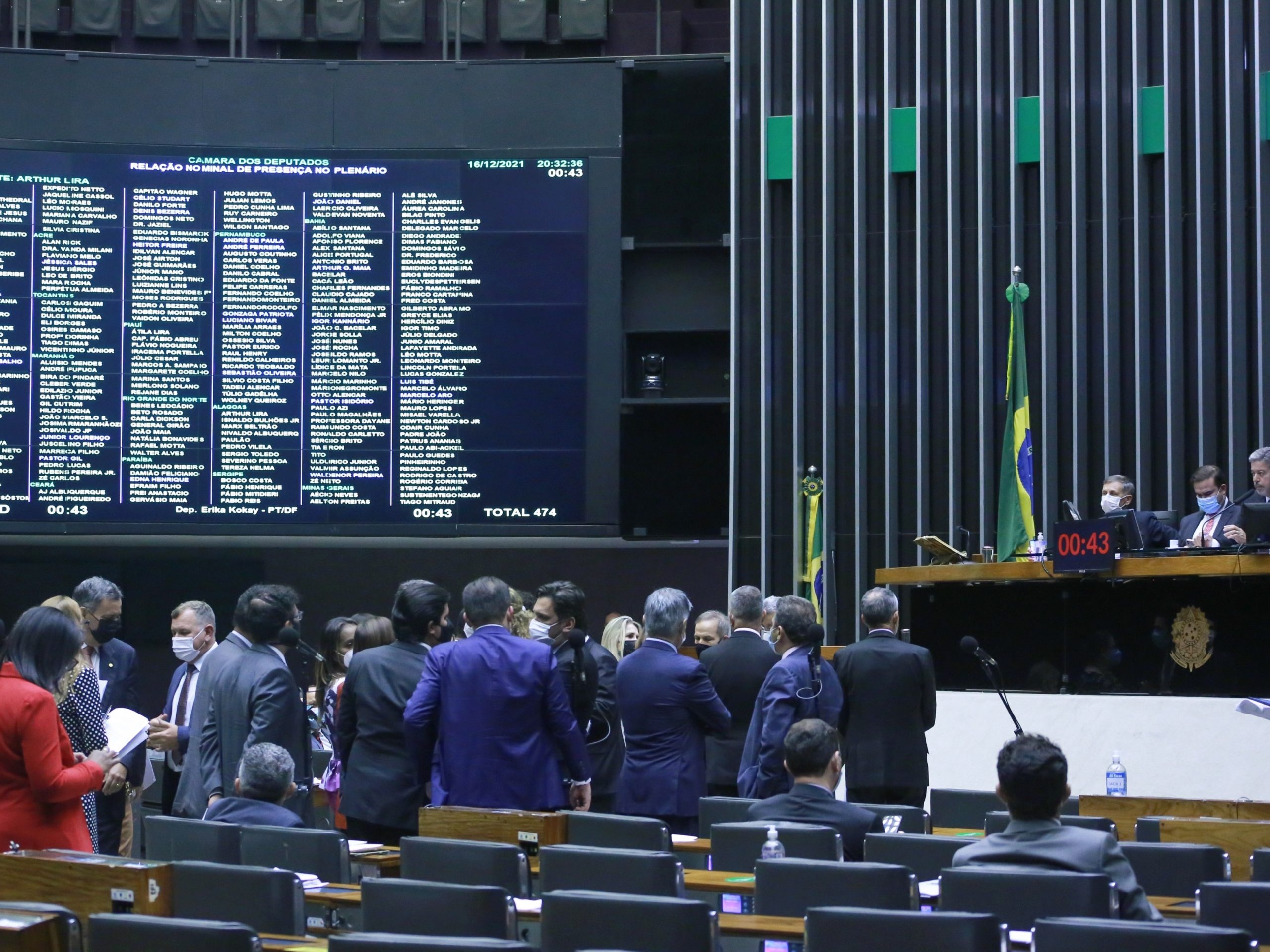 Parlamentares dialogam durante sessão no Plenário da Câmara dos Deputados, em Brasília (Foto: Paulo Sergio/Câmara dos Deputados)